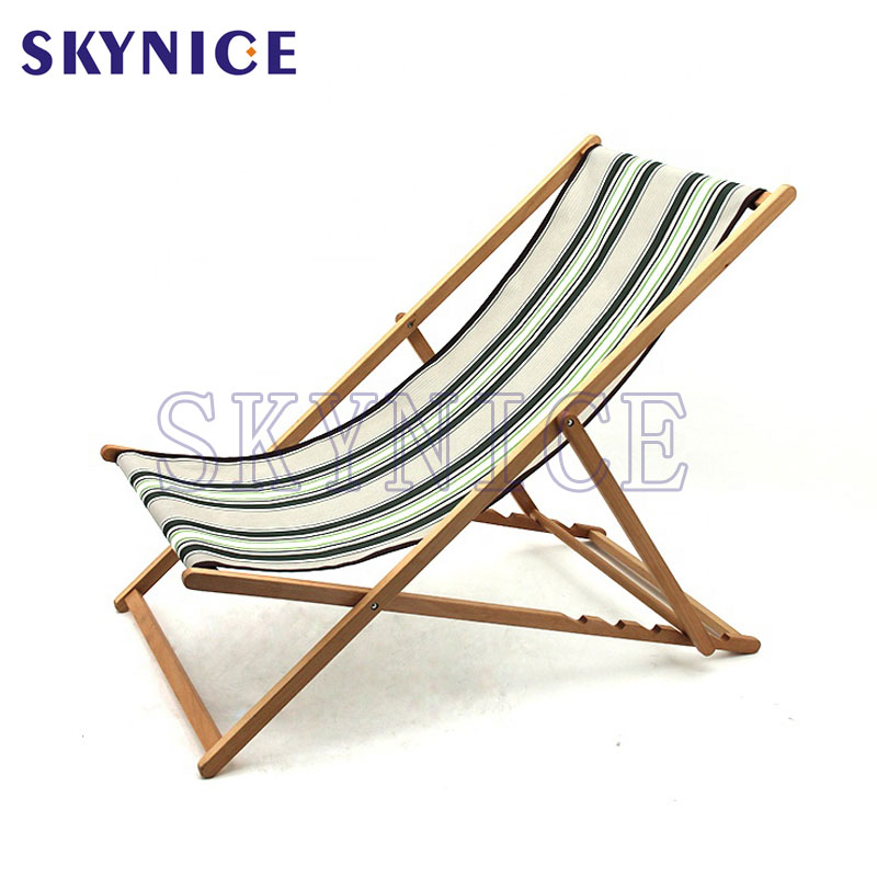Skládací židle ze dřeva na pláži